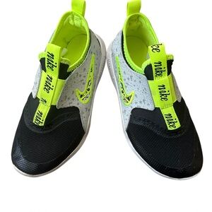 The Nike Flex Runner Kids Size 1.5 youth